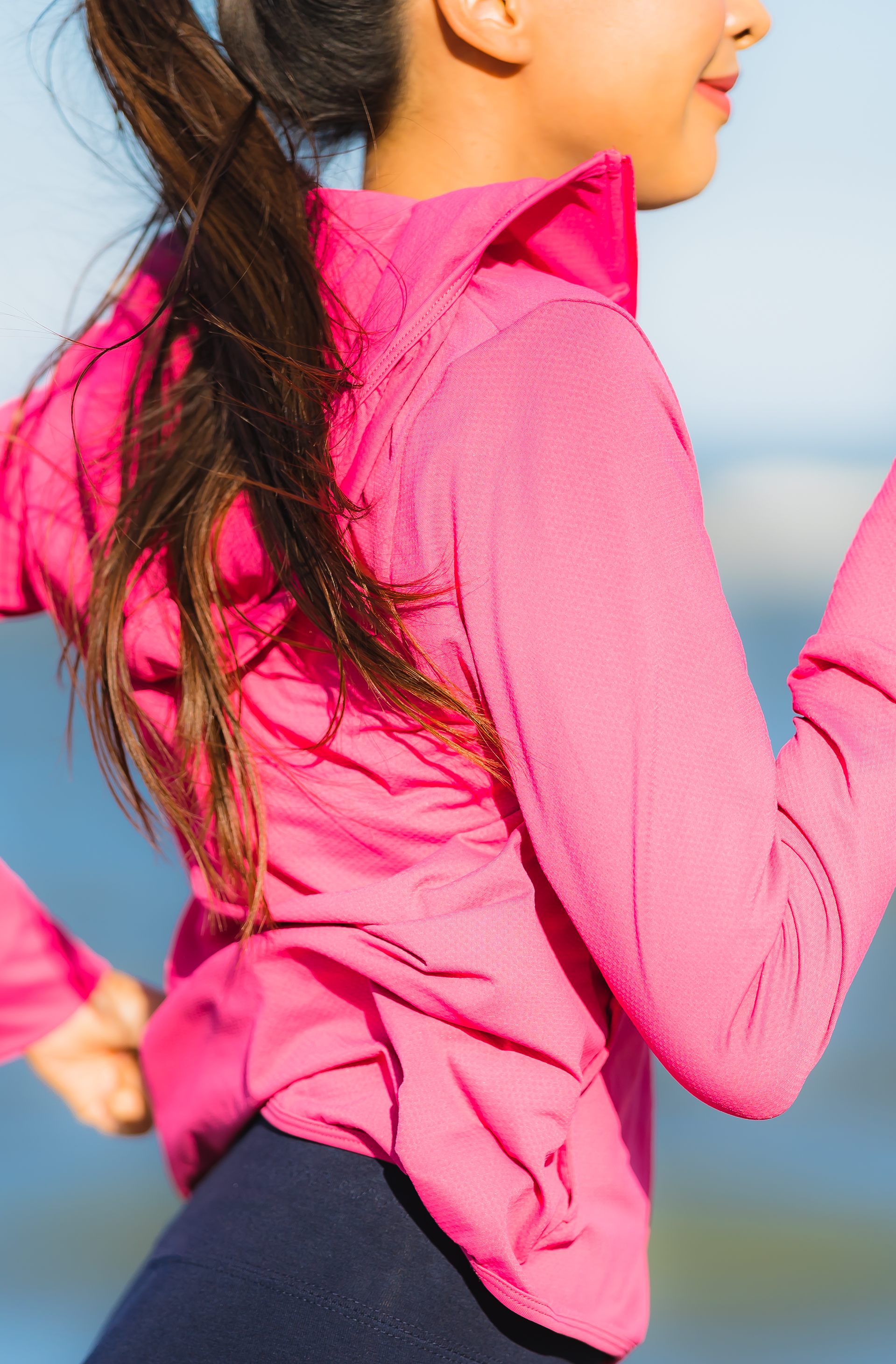 Une personne court en portant une veste rose.