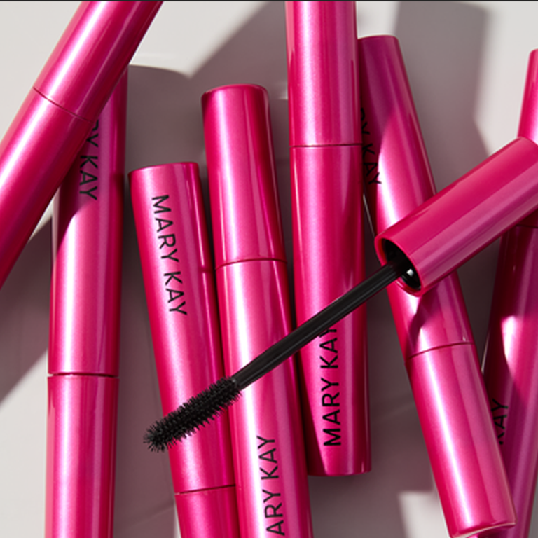 Several pink Mary Kay&reg; Lash Love Fanorama&reg; Define + Lift Mascara tubes arranged together, highlighting the product&rsquo;s vibrant packaging.