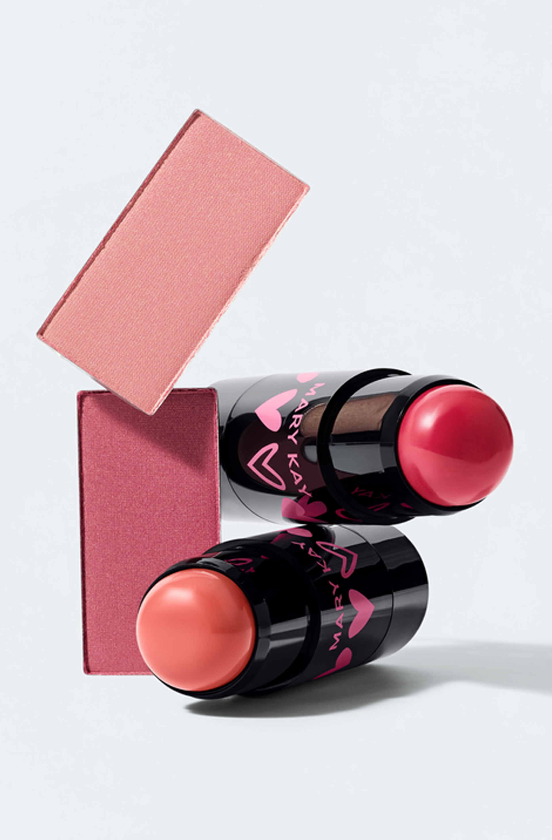 Les Fards à joues en bâton Mary Kay à côté des Fards à joues Chromafusion Mary Kay.