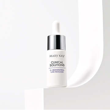 Bouteille de R&eacute;ducteur de rides au Resv&eacute;ratrol + C Mary Kay Clinical Solutions sur une &eacute;tag&egrave;re