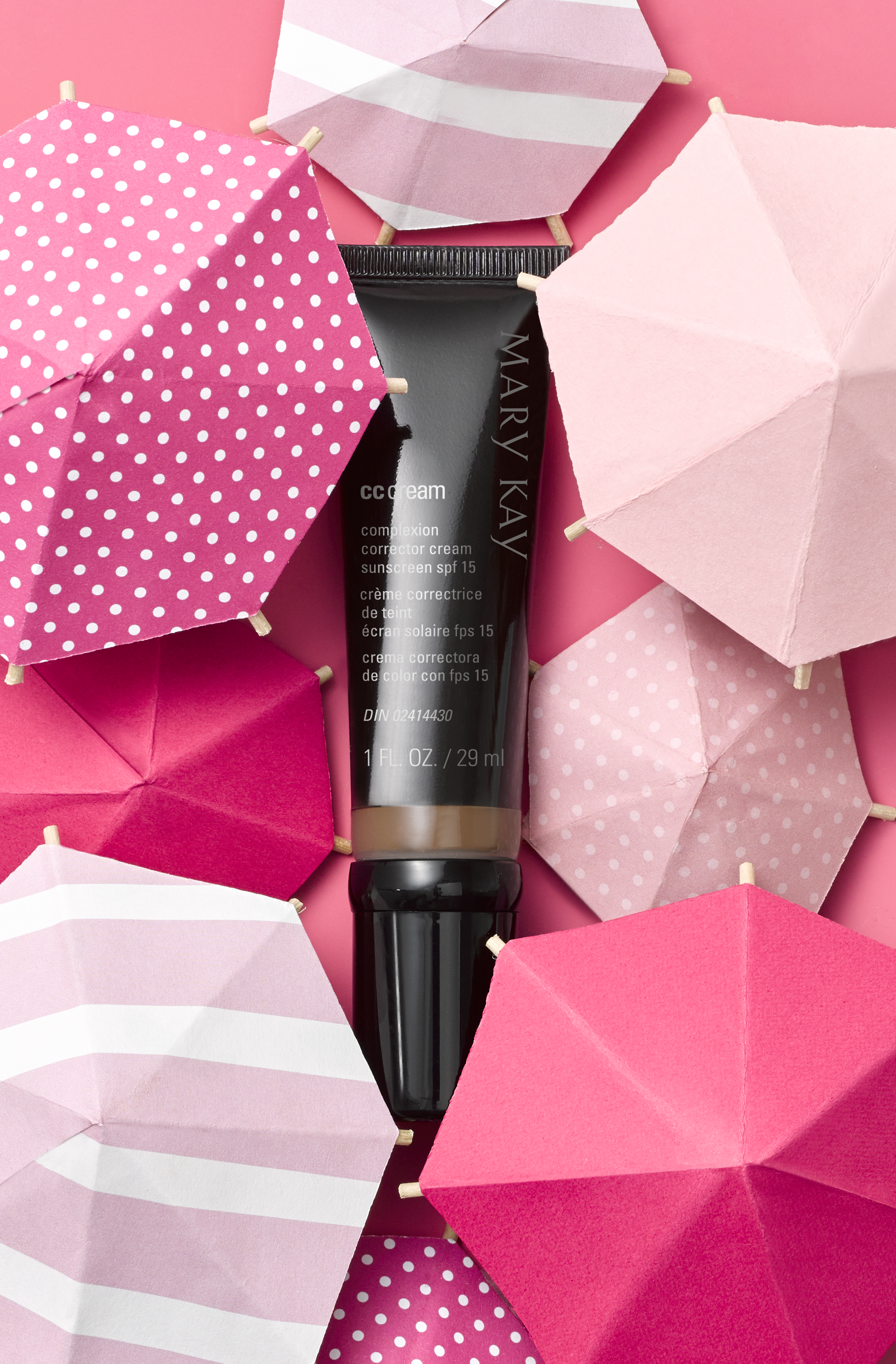 Crème CC Mary Kay entourée de parapluies roses