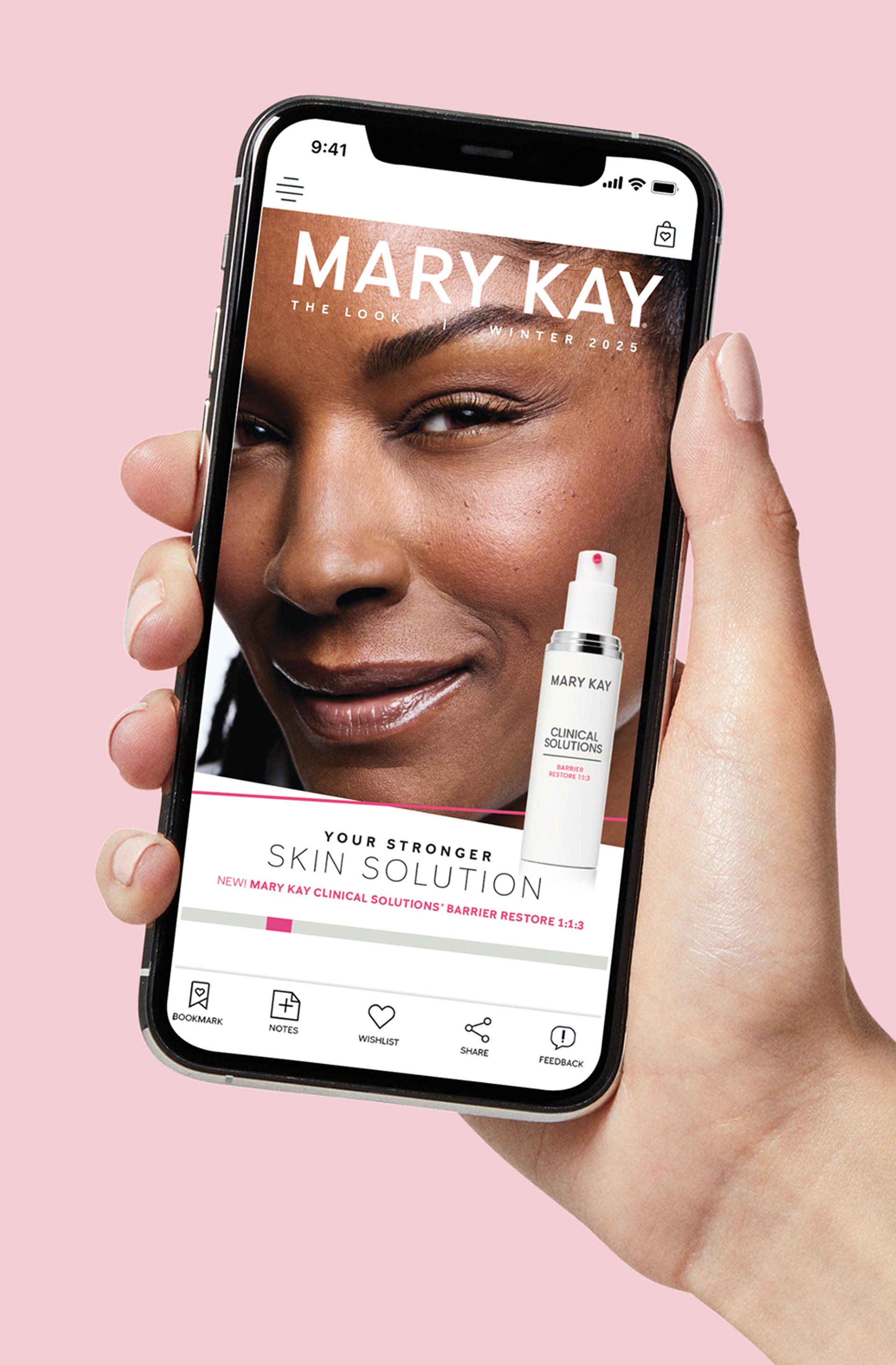 Une main tient la brochure The Look Mary Kay